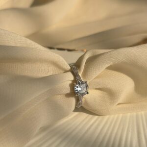 Single stone ring