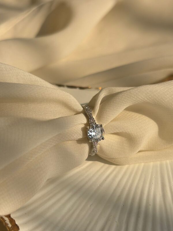 Single stone ring