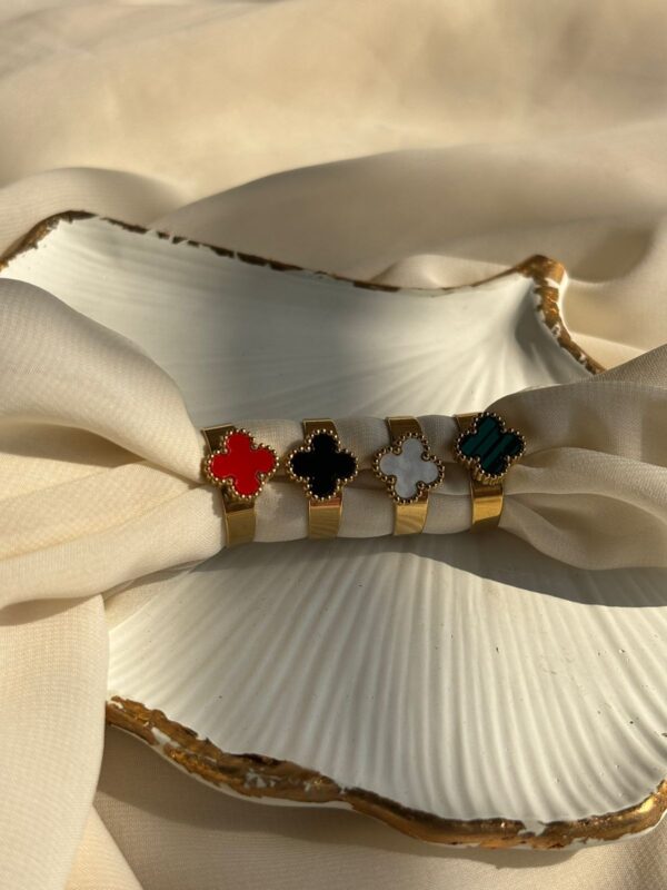 Clover ring